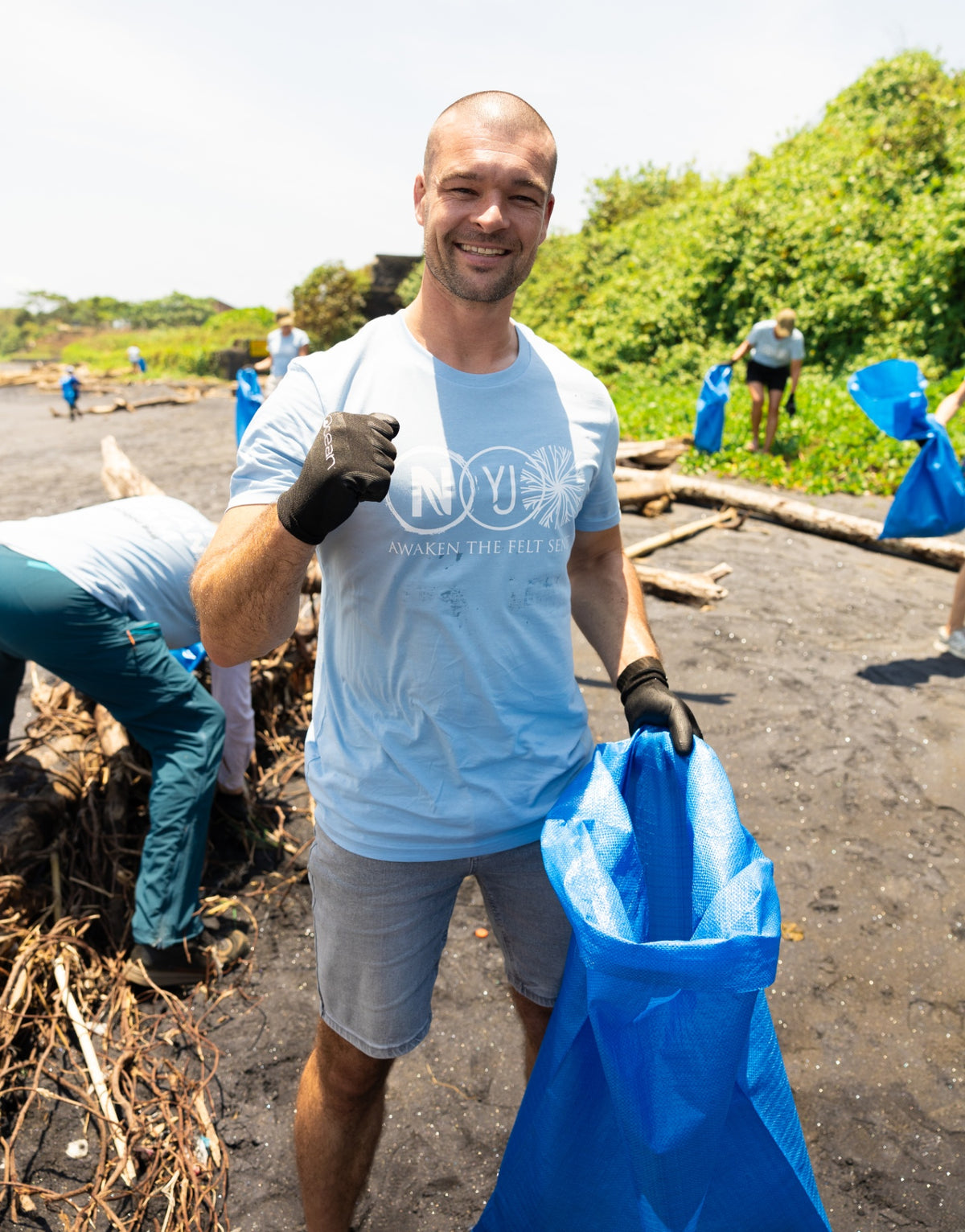 Stefan beim Beach Clean-up auf Bali mit 4Ocean